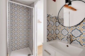 Douche, sèche-cheveux