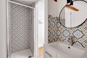 Suihku, hiustenkuivaaja, pyyhkeet