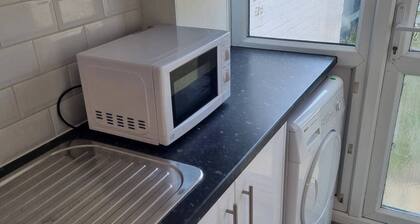 Gillingham 4-bed Stay - Wifi, Parking, Ldn Access