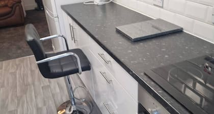 Gillingham 4-bed Stay - Wifi, Parking, Ldn Access