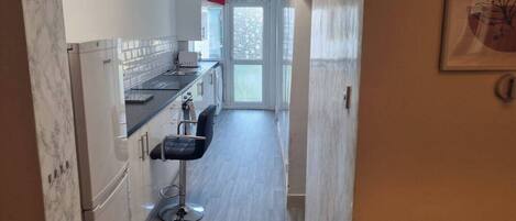 House | Dapur peribadi | Peti sejuk, ketuhar gelombang mikro, ketuhar, dapur