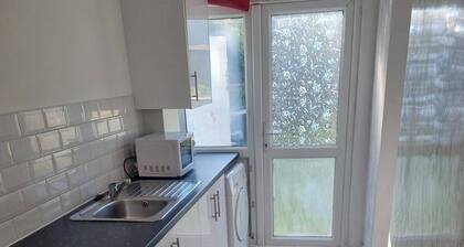 Gillingham 4-bed Stay - Wifi, Parking, Ldn Access
