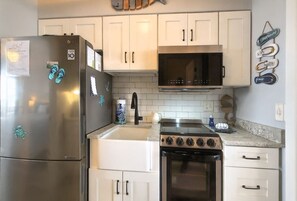 Mikrowelle, Wasserkocher mit Kaffee-/Teezubehör