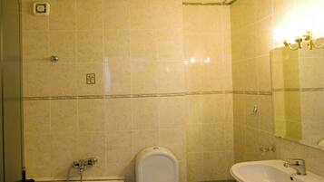 Un baño con bañera, inodoro y lavabo.