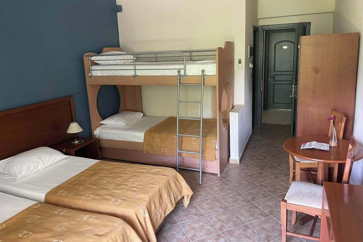 Eenvoudige Twin kamer, balkon, uitzicht op bergen | Gratis wifi