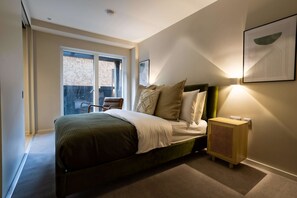 Tabla de planchar con plancha, wifi y ropa de cama 