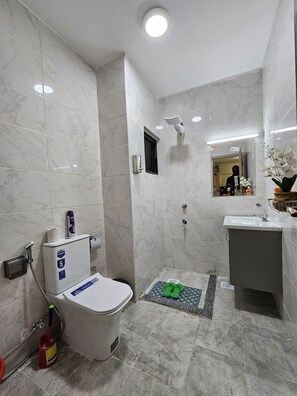 Superior Studio, City View | Bathroom | Shower, free toiletries, slippers, towels - Luxore Apartments (Syokimau)