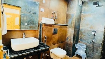 Premium Room with Private Balcony | Bathroom | Shower, free toiletries, towels, soap