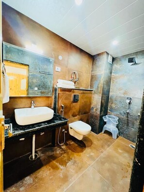 Habitación Premium, balcón | Baño | Ducha, artículos de higiene personal gratuitos, toallas y jabón