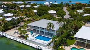 Un gran resort con piscina, varias habitaciones y vista al océano.