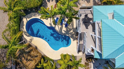 Dolphin Oasis 5 bed 3.5 bath with 90 ft of dockage pool & tiki