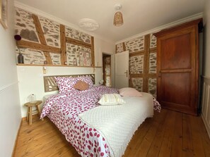 2 bedrooms, iron/ironing board, travel cot, WiFi