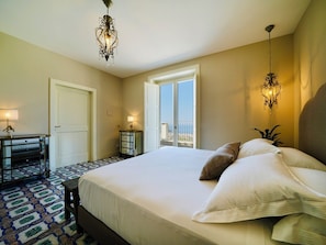 Deluxe Double or Twin Room, Sea View | Bar mini, peti besi dalam bilik, dihias secara berasingan