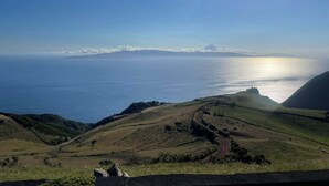 A coastal landscape with a clear view of the sea and distant mountains. - 2-bedroom house in wonderful Calheta with WiFi (Calheta)