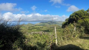 A rural landscape with rolling hills, a clear blue sky, and a wooden fence in the foreground. - 2-bedroom house in wonderful Calheta with WiFi (Calheta)