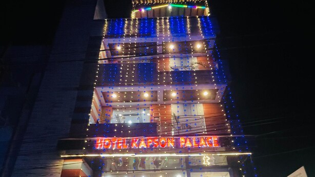 A multi-story hotel with a sign reading "HOTEL KAPSON PALACE". - Hotel Kapson Palace (Bareilly)