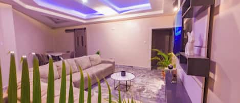 Business Apartment, 3 Bedrooms, Balcony, Courtyard View | Desk, laptop workspace, free WiFi, bed sheets