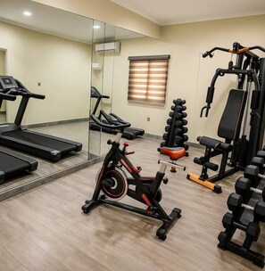 Business appartement, 3 slaapkamers, balkon, uitzicht op de binnenplaats | Sportschool