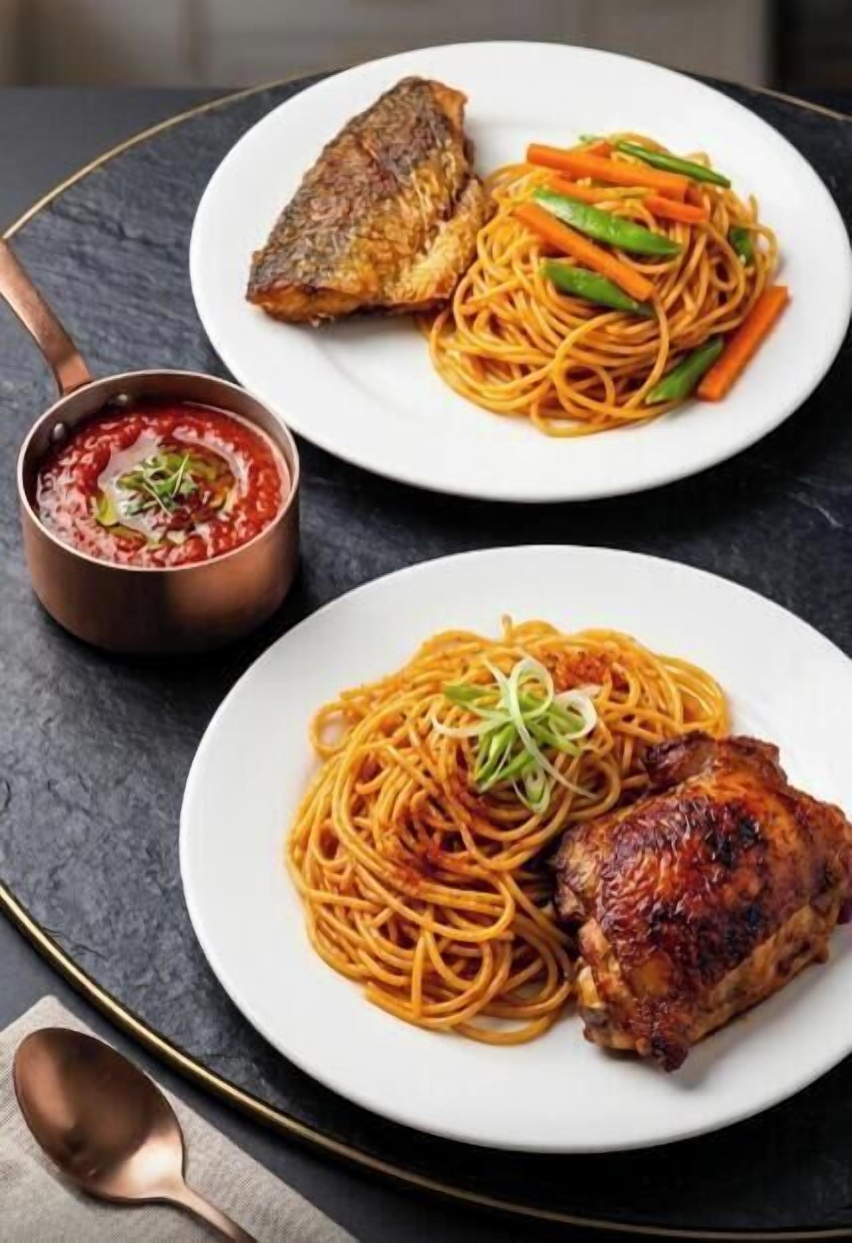 Dos platos de comida con una pequeña salsa.