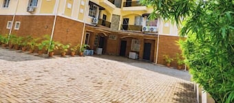 154 Apartment & Hotels