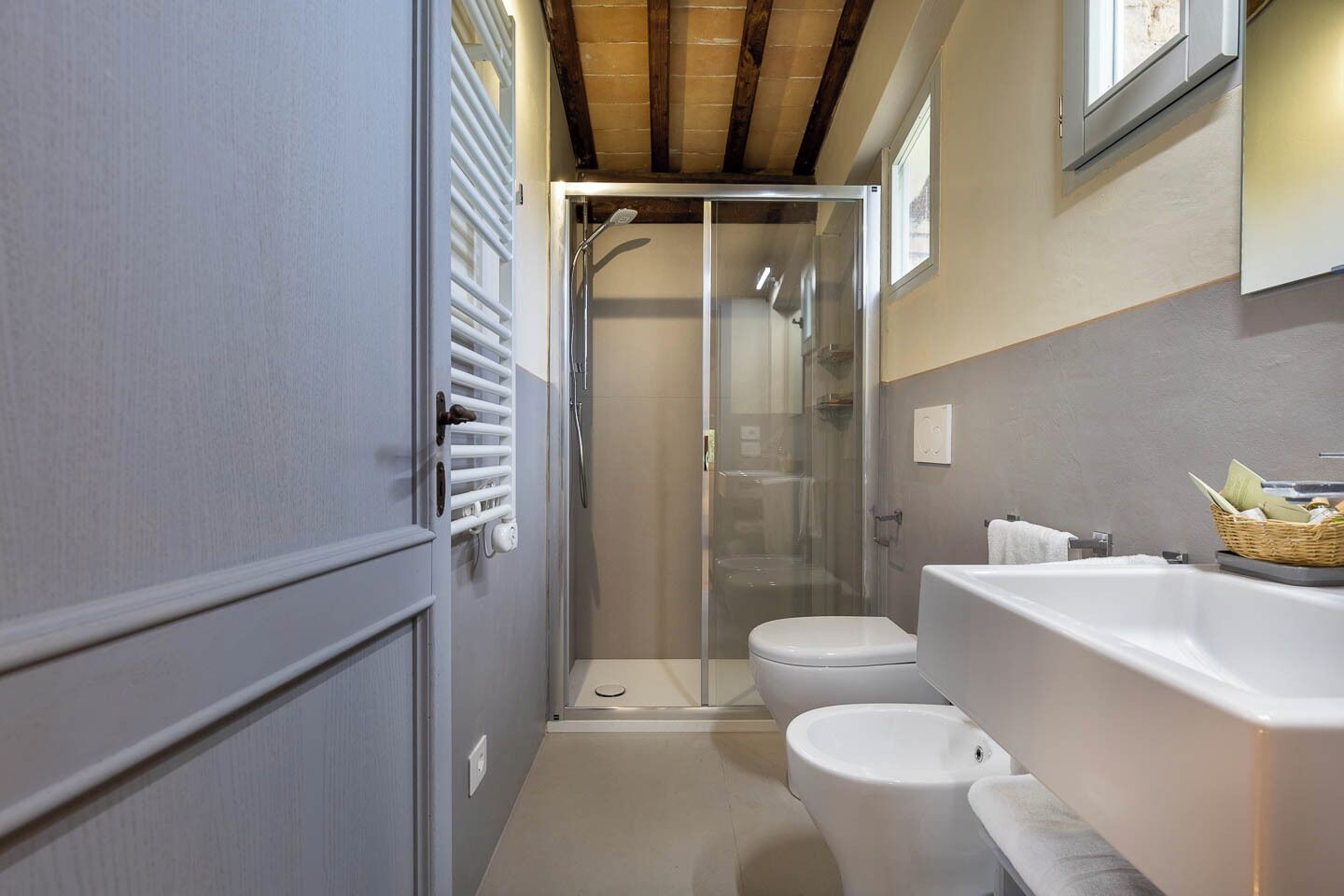 Doccia, asciugacapelli, bidet, asciugamani