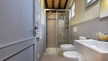 Doccia, asciugacapelli, bidet, asciugamani