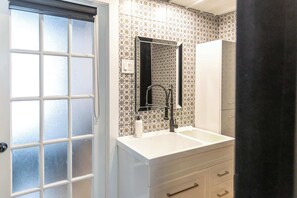 シャワー、ヘアドライヤー、タオル