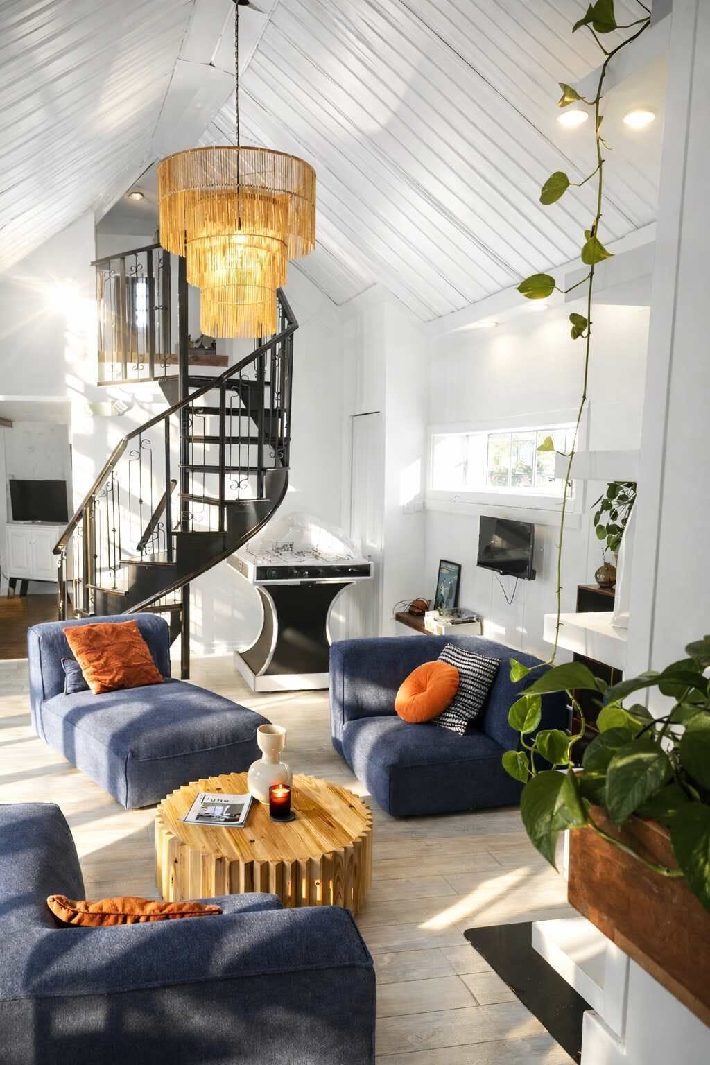 Télévision, cheminée, chaîne hi-fi, espaces bureaux