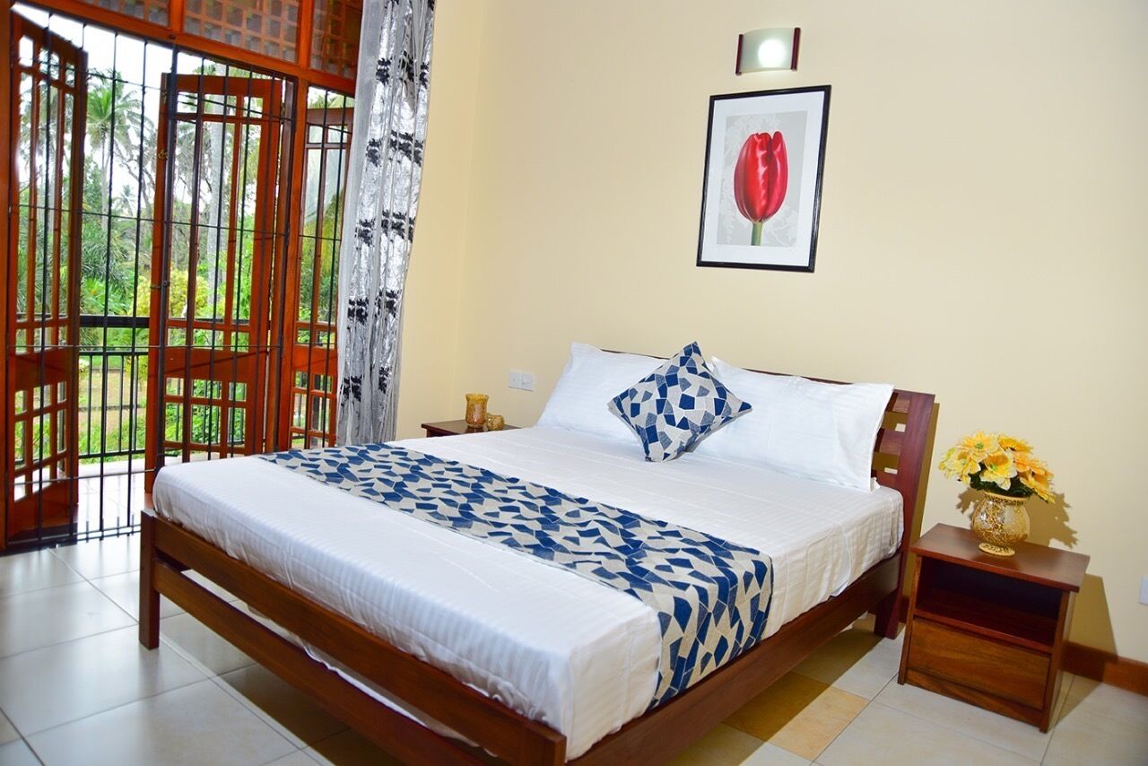 5 makuuhuonetta, silitysrauta/-lauta, vuodevaatteet