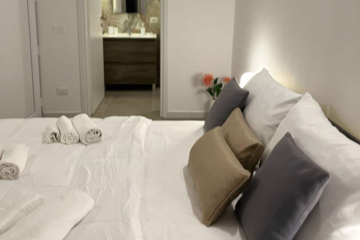 Room, Balcony | Peti besi dalam bilik, langsir/tirai gelap terus, Wi-fi percuma 