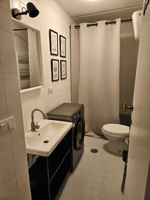 Sèche-cheveux, bidet, serviettes fournies, savon