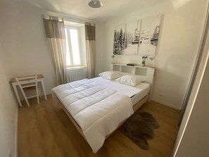 2 bedrooms, iron/ironing board, travel cot, free WiFi