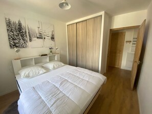 2 dormitoris, planxa i posts de planxar i un bressol de viatge 