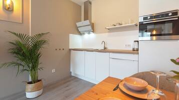 Fridge, oven, stovetop, coffee/tea maker