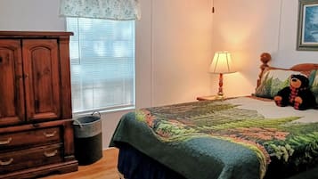 2 bedrooms, desk, iron/ironing board, WiFi (free)
