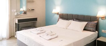 Aquamare Studios Pool and Seaview Escape