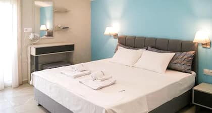 Aquamare Studios Pool and Seaview Escape