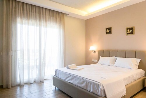 Aquamare Studios Pool and Seaview Escape