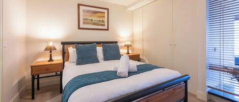 1 dormitori, planxa i posts de planxar, Internet i roba de llit