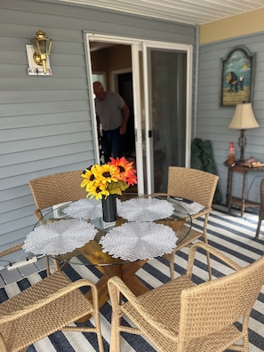 Outdoor dining - Charming 2-bedroom cottage with all the amenities you need! (Wells)