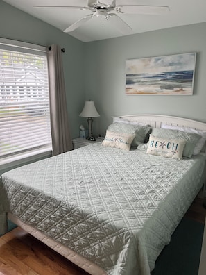 2 bedrooms, iron/ironing board, free WiFi, bed sheets - Charming 2-bedroom cottage with all the amenities you need! (Wells)