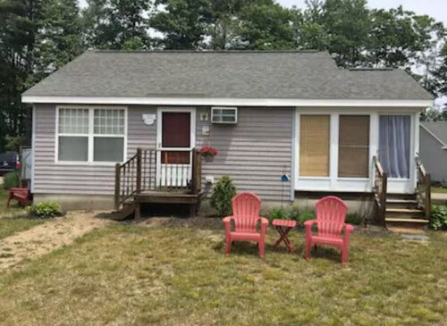 Charming 2-bedroom cottage with all the amenities you need! 