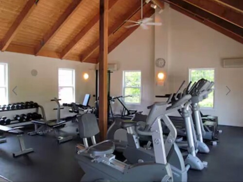 Charming 2-bedroom cottage with all the amenities you need! 