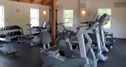 Charming 2-bedroom cottage with all the amenities you need!