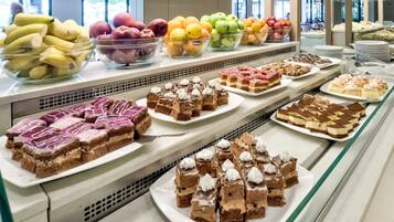 En buffé med olika sorters desserter och frukter.