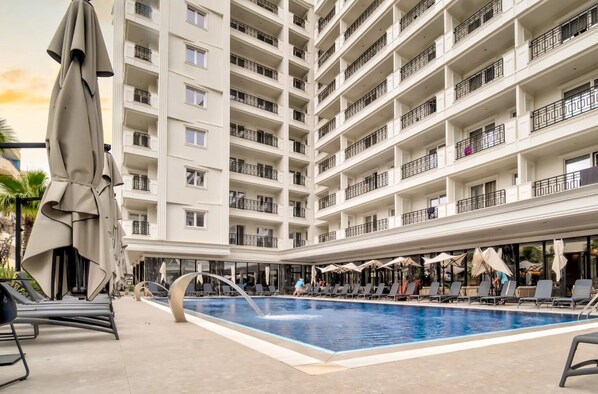 Seasonal outdoor pool, pool umbrellas - Bonita Luxury Resort & Spa (Golem)