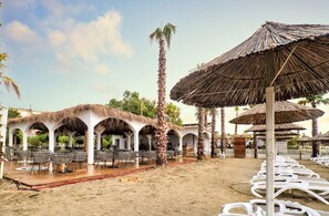 Plage à proximité, sable blanc, chaises longues, parasols