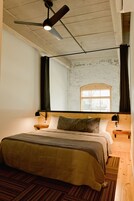 Escritorio, espacio para trabajar con laptop y cortinas blackout 