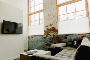 Habitación individual, para no fumadores, cocineta | Área de sala de estar | Televisión LCD de 36 pulgadas con canales por cable