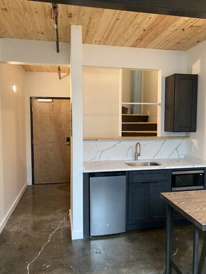 Habitación individual, para no fumadores, cocineta | Cocineta privada | Frigobar, microondas, cafetera y tetera y utensilios de cocina